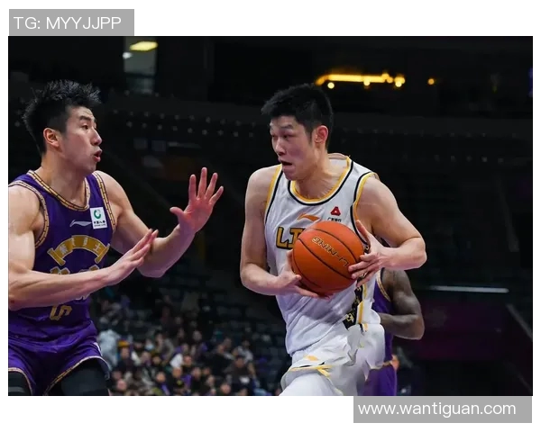 广厦与辽宁激战正酣实时比分更新带你直击比赛精彩瞬间